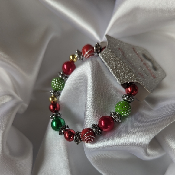 Festive Red and Green Beaded Bracelet - Picture 2 of 2